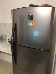 - un réfrigérateur en acier inoxydable dans la cuisine dans l'établissement La casa azul, à Culiacán