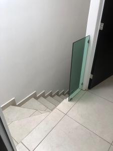 schody ze szklanymi drzwiami w pokoju w obiekcie La casa azul w mieście Culiacán