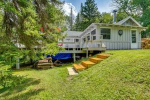 Κήπος έξω από το Charming Wilmington Cabin, 8 Mi to Mt Snow!