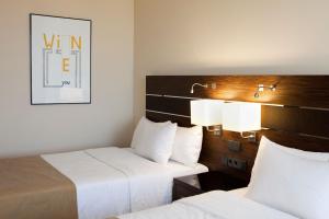 Giường trong phòng chung tại Courtyard by Marriott Vienna Prater/Messe