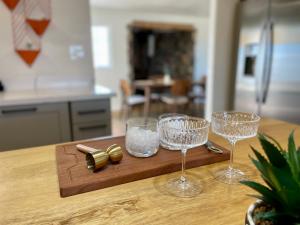 Drykkir á Twin Palms Desert Getaway - Jacuzzi, Fire pit, Meditation room & more