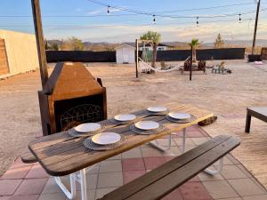 Mynd úr myndasafni af Twin Palms Desert Getaway - Jacuzzi, Fire pit, Meditation room & more í Joshua Tree
