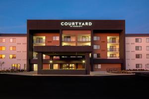 a building with a court yard sign on the front at Courtyard by Marriott Cincinnati Airport in Erlanger