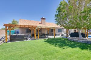 un patio trasero con una mesa de picnic y un pabellón en Lovely Bullhead City Retreat with Patio and Grill!, en Bullhead City