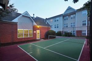 una pista de tenis frente a un edificio en Residence Inn Mystic Groton en Mystic