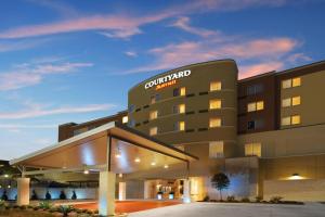 - une séance de l'hôtel avec cour au crépuscule dans l'établissement Courtyard Marriott Houston Pearland, à Pearland