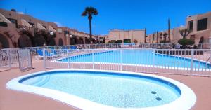 卡勒达德福斯特Castillo Mar 95的一座大型游泳池四周设有围栏