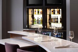 - une table avec des verres à vin et des bouteilles de vin dans l'établissement Courtyard Marriott Houston Pearland, à Pearland