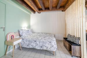 sypialnia z łóżkiem i drewnianym sufitem w obiekcie Le cosy de Tonnerre w mieście Tonnerre
