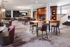 un hall avec des tables et des chaises dans un hôtel dans l'établissement Courtyard Marriott Houston Pearland, à Pearland