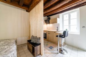 a kitchen with a bed and a desk in a room at Le cosy de Tonnerre in Tonnerre