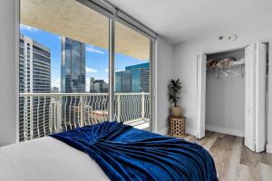 Dreamy Oceanfront Highfloor Corner Unit 2and2 plus Den في ميامي: غرفة نوم بها سرير ونافذة كبيرة +65 صورة