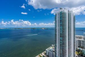Dreamy Oceanfront Highfloor Corner Unit 2and2 plus Den في ميامي: اطلالة جوية على مبنى طويل بجوار الماء