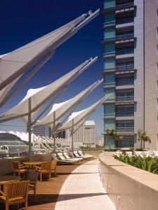 サンディエゴにあるオムニ サンディエゴ ホテルの建物のあるパティオに白い傘