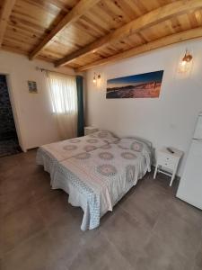 ein Schlafzimmer mit einem Bett in einem Zimmer in der Unterkunft Ibiza Suite Independent bedroom and bathroom in Albufeira