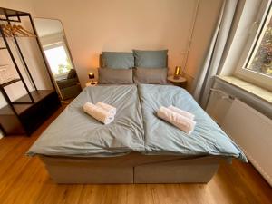 una camera con un letto con due cuscini sopra di LEMON - 4 Per - Garage - 65 Zoll a Braunschweig