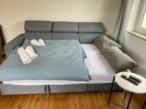 Un pat sau paturi într-o cameră la LEMON - 4 Per - Garage - 65 Zoll