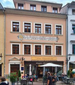 Ein Gebäude mit Leuten, die draußen sitzen. in der Unterkunft Altstadt Domizil in Pirna