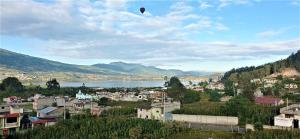 latawiec latający po niebie nad miastem w obiekcie Green House Araque Inn w mieście Otavalo