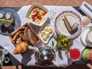 une table avec des assiettes de nourriture et des desserts dans l'établissement Paradis Pietrasanta, à Pietrasanta