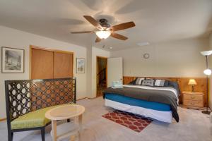 1 dormitorio con 1 cama y ventilador de techo en Riverfront Home near Yosemite National Park! en Groveland
