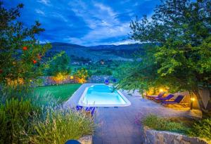 una piscina in mezzo a un cortile di Villa Leandra near Omiš, private pool a Tugare