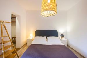 una camera da letto con un letto grande con testiera blu di Villa Leandra near Omiš, private pool a Tugare Altre 63 foto