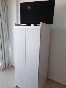 een tv op de top van een wit entertainment center bij M O R A Home & Office in Cipolletti