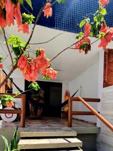 Espaço Jardim Secreto Hostel في جواو بيسوا: غرفة فيها شجرة ورد احمر