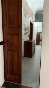 una camera con porta in legno e cassettiera di La Casa di Dario a La Maddalena