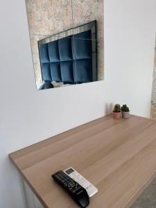 ナポリにあるAirport Seaview Roomsの木製テーブル(テレビ付)