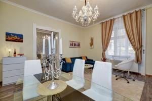 ブダペストにあるBuda Center Apartmentのダイニングルーム(ガラステーブル、白い椅子付)