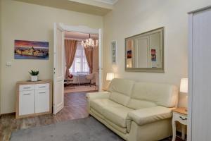ブダペストにあるBuda Center Apartmentのリビングルーム(ソファ、テーブル付)