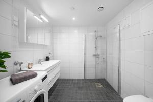 Ένα μπάνιο στο Demims Apartments Lorenskog - 15mins to Oslo, close to Ahus & SNØ - parking available
