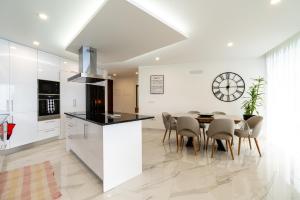 a kitchen and dining room with a table and chairs at Villa Rocha in Arco da Calheta in Arco da Calheta