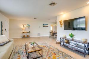 ein Wohnzimmer mit einem Sofa und einem Flachbild-TV in der Unterkunft Seminole House with 2 Covered Lanais and Gas Grill! in Redington Shores