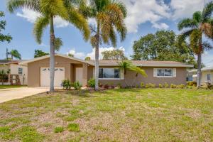 ein Haus mit Palmen davor in der Unterkunft Seminole House with 2 Covered Lanais and Gas Grill! in Redington Shores