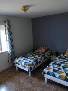 1 dormitorio con 2 camas y ventana en Domaine de Minodier - Gite 6 pers. (Chez Maryline), en Ardoix