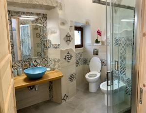 y baño con aseo y ducha acristalada. en La Casa di Dario, en La Maddalena