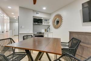 聖體市的住宿－Corpus Christi Surfside Suite with Beach Access!，一间带木桌和椅子的用餐室