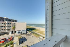 聖體市的住宿－Corpus Christi Surfside Suite with Beach Access!，从大楼的阳台上可欣赏到海滩景色
