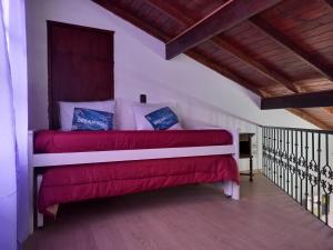 een slaapkamer met een bed met een rode deken bij Aire de mar in Mar del Plata