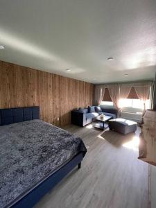 1 dormitorio con 1 cama y sala de estar en ParkWay Yellowstone Guest House #7 en Gardiner