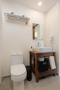 Un baño con un inodoro blanco y un lavabo. en Unique 1BR in Cuauhtémoc, en Ciudad de México 20 fotos más