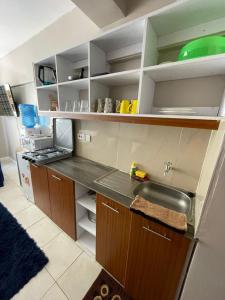 uma cozinha com um balcão, um lavatório e prateleiras em Urban homes em Kiambu
