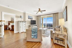 ein Wohnzimmer mit Sofa und Fernseher in der Unterkunft Ocean Ritz 1203 in Panama City Beach