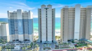 eine Gruppe von hohen Gebäuden vor dem Meer in der Unterkunft Ocean Ritz 1203 in Panama City Beach