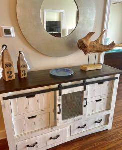 ein Konsolentisch mit Schubladen und einem Spiegel in der Unterkunft Ocean Ritz 1203 in Panama City Beach