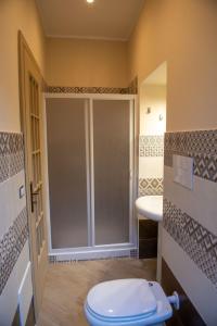 uma casa de banho com um WC e um lavatório em I Milord 2 em Castel San Giorgio