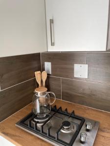 Kuchyň nebo kuchyňský kout v ubytování Spacious stay-in bachelor apartment